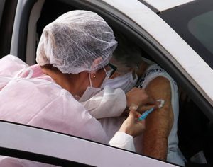 Paraná: após vacinação, cai o número de idosos internados com covid