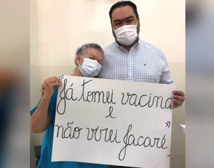 Idosa toma vacina e brinca com cartaz em Londrina: ‘não virei jacaré’