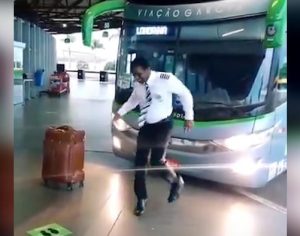TBT: Relembre o vídeo do motorista dançando na rodoviária de Londrina