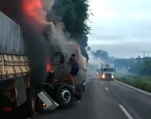 Vídeo mostra pai tentando salvar filho em carreta em chamas no PR; ‘não consegui’