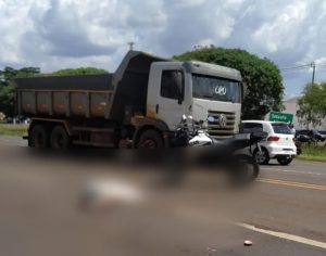 Homem morre após ser atropelado por caminhão em Arapongas