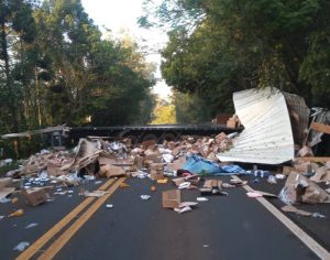 Acidente bloqueia a PR-445 e deixa feridos entre Londrina e Tamarana