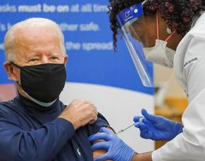 EUA vacinam 100 milhões e batem meta com 6 semanas de antecedência