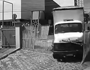 Câmera flagra momento de acidente com caminhão em Londrina; vídeo