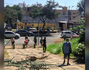 Caminhão sem freio atinge veículos e pedestres no centro de Londrina; vídeo