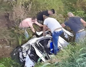 Veículo cai em canaleta na Dez de Dezembro em Londrina