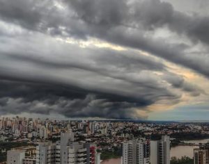 Foto incrível do céu nublado em Londrina