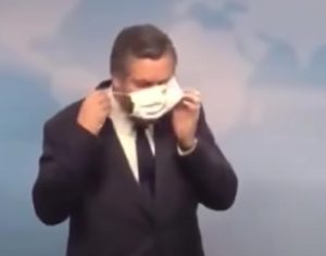 Em Israel, ministro brasileiro é repreendido por não usar máscara