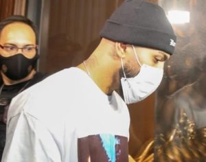 Polícia flagra Gabigol e MC Gui aglomerando em cassino clandestino; vídeo