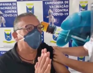 Galvão Bueno é vacinado contra covid-19 e comemora em vídeo; assista