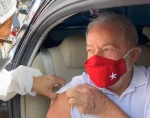 Lula é vacinado contra o coronavírus em São Bernardo do Campo