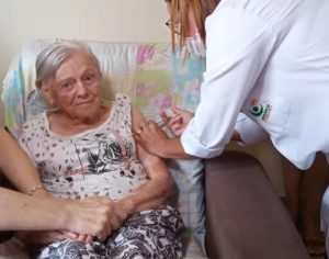 Mãe de Bolsonaro recebe a segunda dose da Coronavac em São Paulo