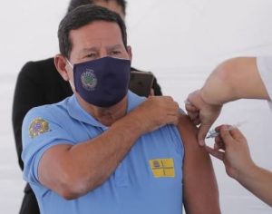 Mourão toma 1ª dose da Coronavac: ‘fiz minha parte como cidadão consciente’