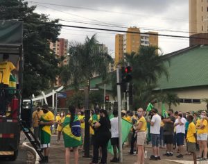 Bolsonaristas fazem ato contra medidas restritivas em Londrina