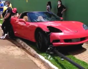 Motorista colide veículo de luxo contra poste na Gleba Palhano