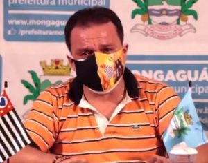 Prefeito chora com morte de pai e irmão por covid e implora lockdown