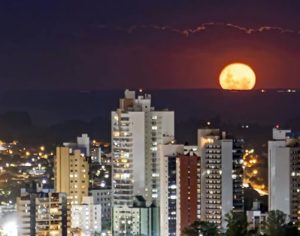 Uma super lua brilhando o céu de Londrina