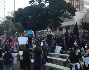 Londrinenses protestam contra Bolsonaro e pedem mais vacinas; vídeos