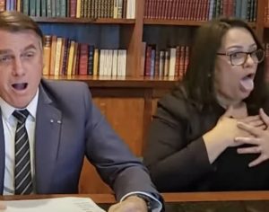 Bolsonaro imita novamente paciente com falta de ar em live