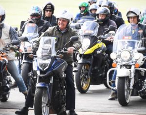 Projeto de Bolsonaro isenta pedágio para motos; carros e caminhões pagam a conta