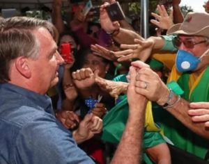 Bolsonaro é multado no Maranhão por promover aglomeração sem usar máscara