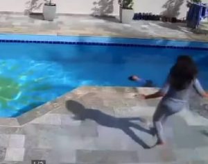 Em Maringá, bebê cai em piscina e consegue boiar até chegada da mãe; vídeo