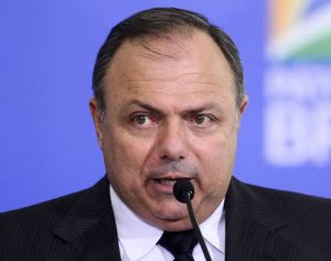 Pazuello é flagrado em encontro com ministro após alegar suspeita de covid