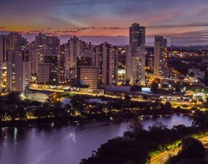 Linda imagem da noite brilhante no Igapó de Londrina