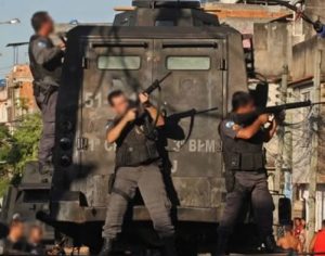 Morto em massacre no Rio estava sem arma e sentado em cadeira, diz registro da ação
