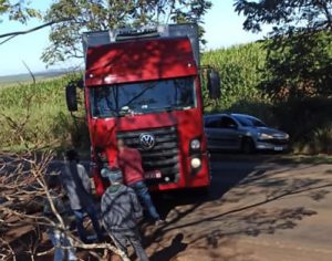Homem morre após ser atropelado por caminhão na PR-445 em Bela Vista