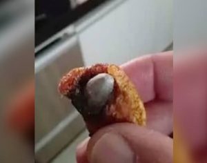 Homem encontra munição de arma de fogo dentro de torresmo no Paraná