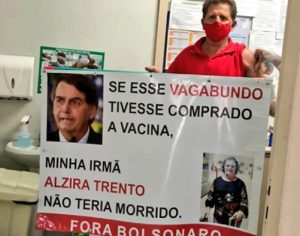 Homem viraliza após se vacinar com banner no Paraná; ‘minha irmã não teria morrido’