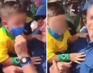 Bolsonaro tira máscara de criança e pede para outra tirar também