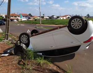 Motorista capota veículo na Zona Leste de Londrina