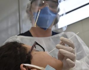 Cai média de idade de mortes e casos de covid-19 no Brasil, diz Fiocruz