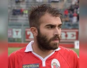 Jogador morre em campo em partida que lembrava morte do seu irmão