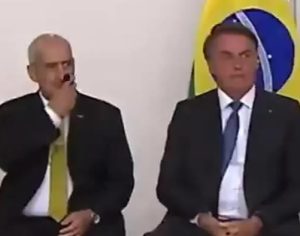 Em evento, Bolsonaro e Ramos tiram máscara e ministro usa ela como guardanapo; vídeo