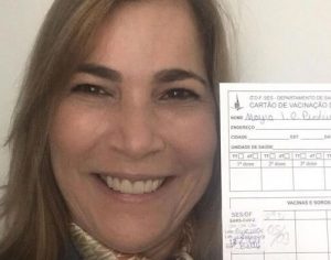 Mayra Pinheiro, a ‘Capitã Cloroquina’, é vacinada contra covid-19