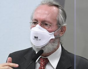 População brasileira tem sido tratada como rebanho, diz ex-presidente da Anvisa