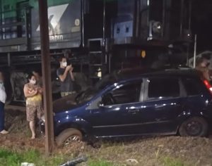 Carro tenta passar em linha férrea e é atingido por trem em Rolândia
