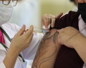 Londrina libera vacinação anti-covid para pessoas acima de 50 anos