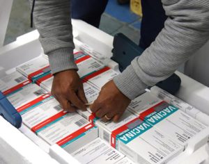 Paraná recebe 451,7 mil doses de AstraZeneca para 2ª aplicação