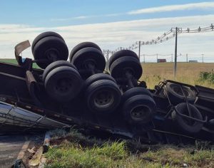 Acidente entre carro e caminhão deixa duas pessoas feridas na PR-445 em Cambé