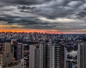 Sinistro! Imagem incrível do céu londrinense em dia de chuva