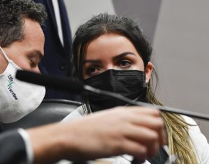 CPI da Covid retoma depoimento de diretora da Precisa; acompanhe