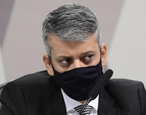 Roberto Dias, ex-diretor acusado de pedir propina, é preso durante CPI