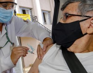 Vacinação anti-covid derruba taxa de mortes dos idosos no Paraná