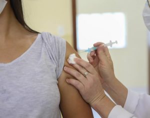 Londrina libera mais 4 mil vagas para vacinação bivalente acima de 18 anos