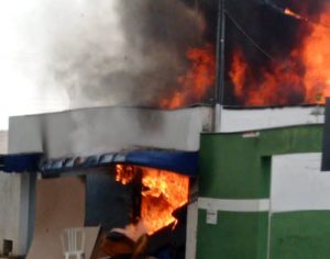 Incêndio destrói tapeçaria no Centro de Londrina nesta quarta-feira