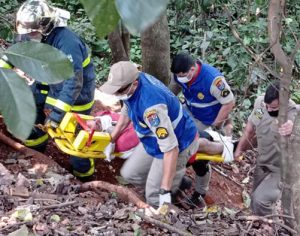 Deficiente visual cai em barranco de cerca de 20 metros em Londrina